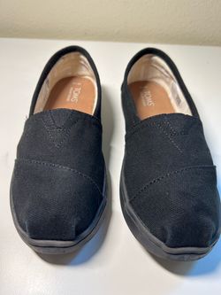 Kid’s/Youth TOMS slip-on flats in black size 2 youth