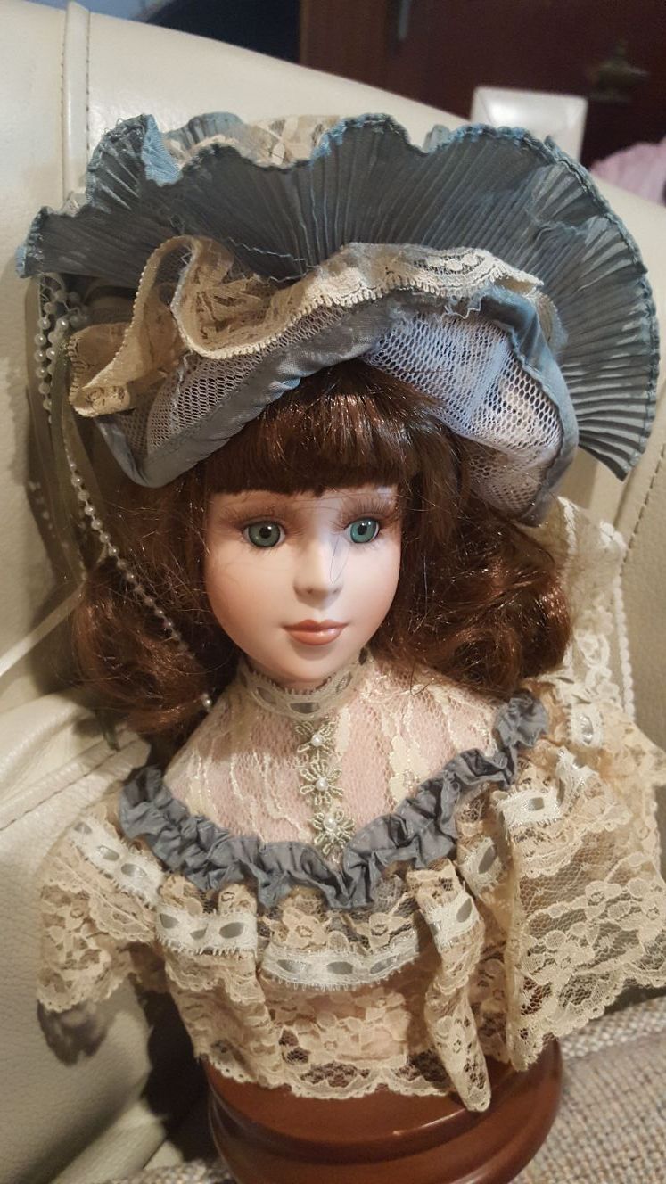 Musical doll head