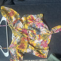 Women’s summer top size medium