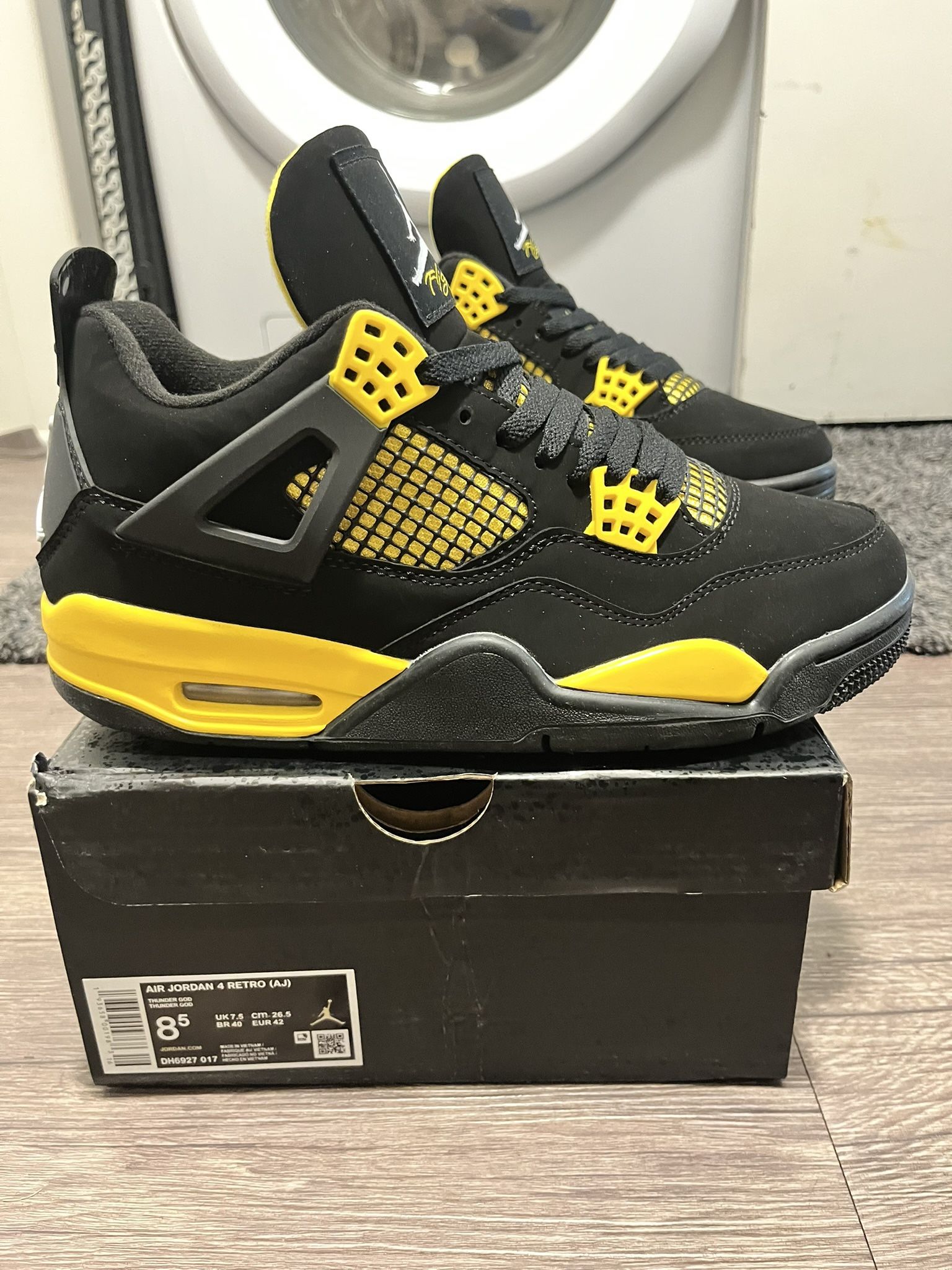 Jordan 4 Yellow Thunder Size 8.5