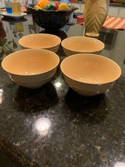 Beautiful Pier1 Cereal or Soup Bowls... mango color.. set of 4