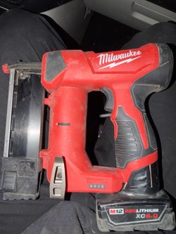 Miluakee 23 gauge pin nailer w m12 XC 6.0 battery & charger