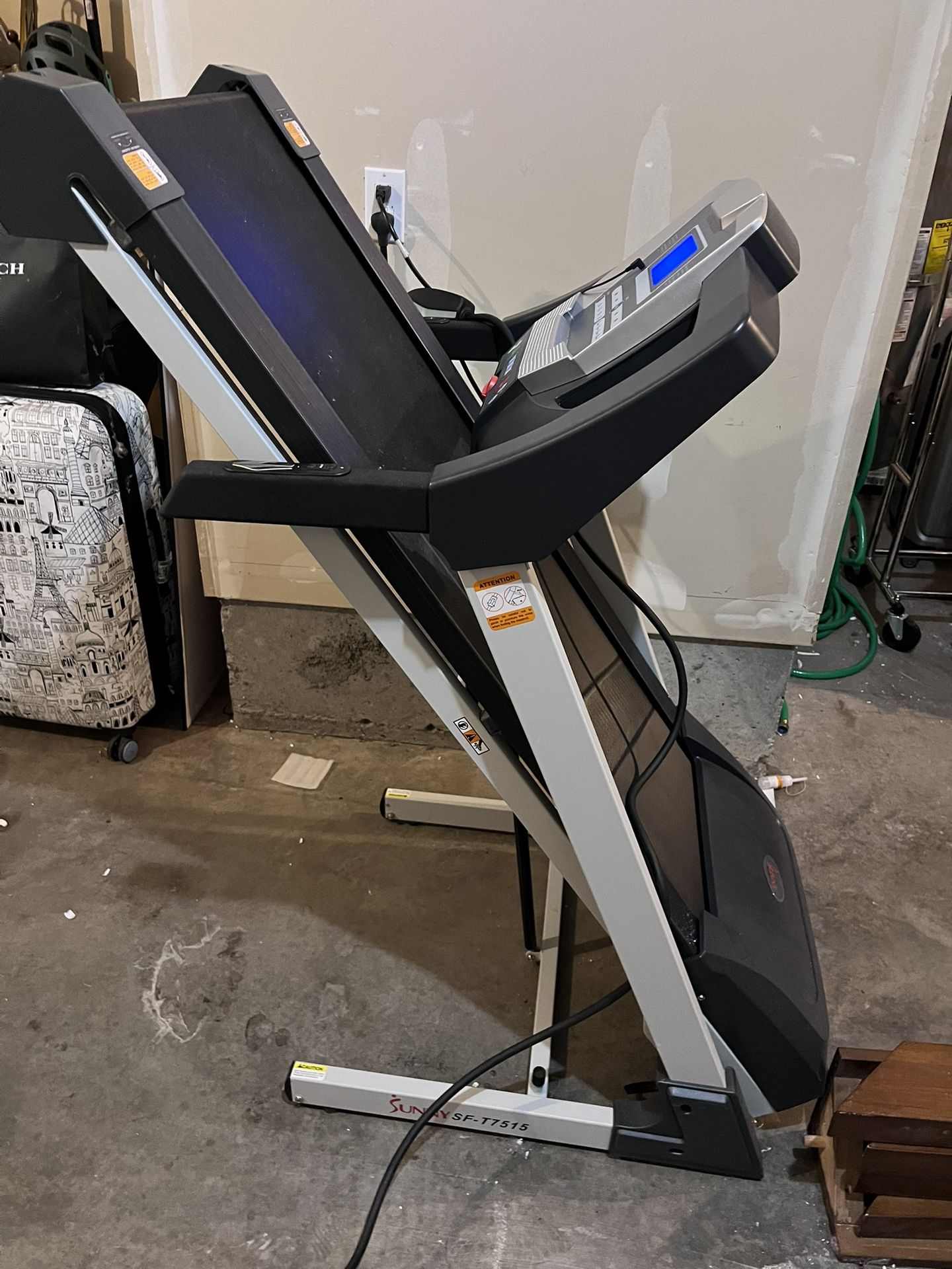 Sunny Health & Fitness Treadmil With Auto Incline