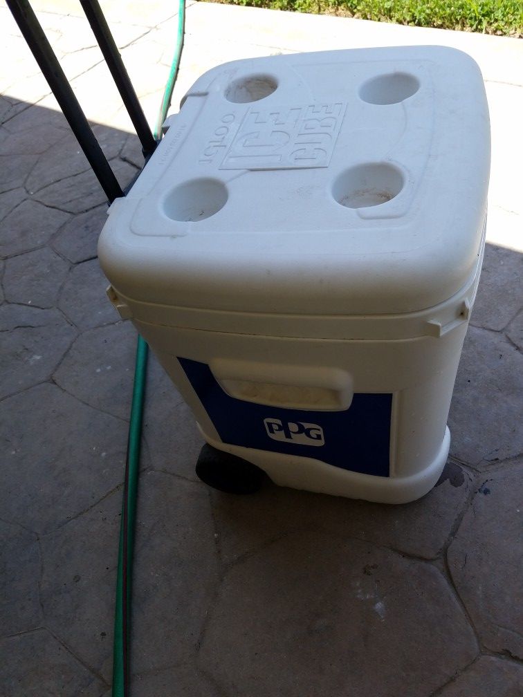 Igloo ice cube cooler