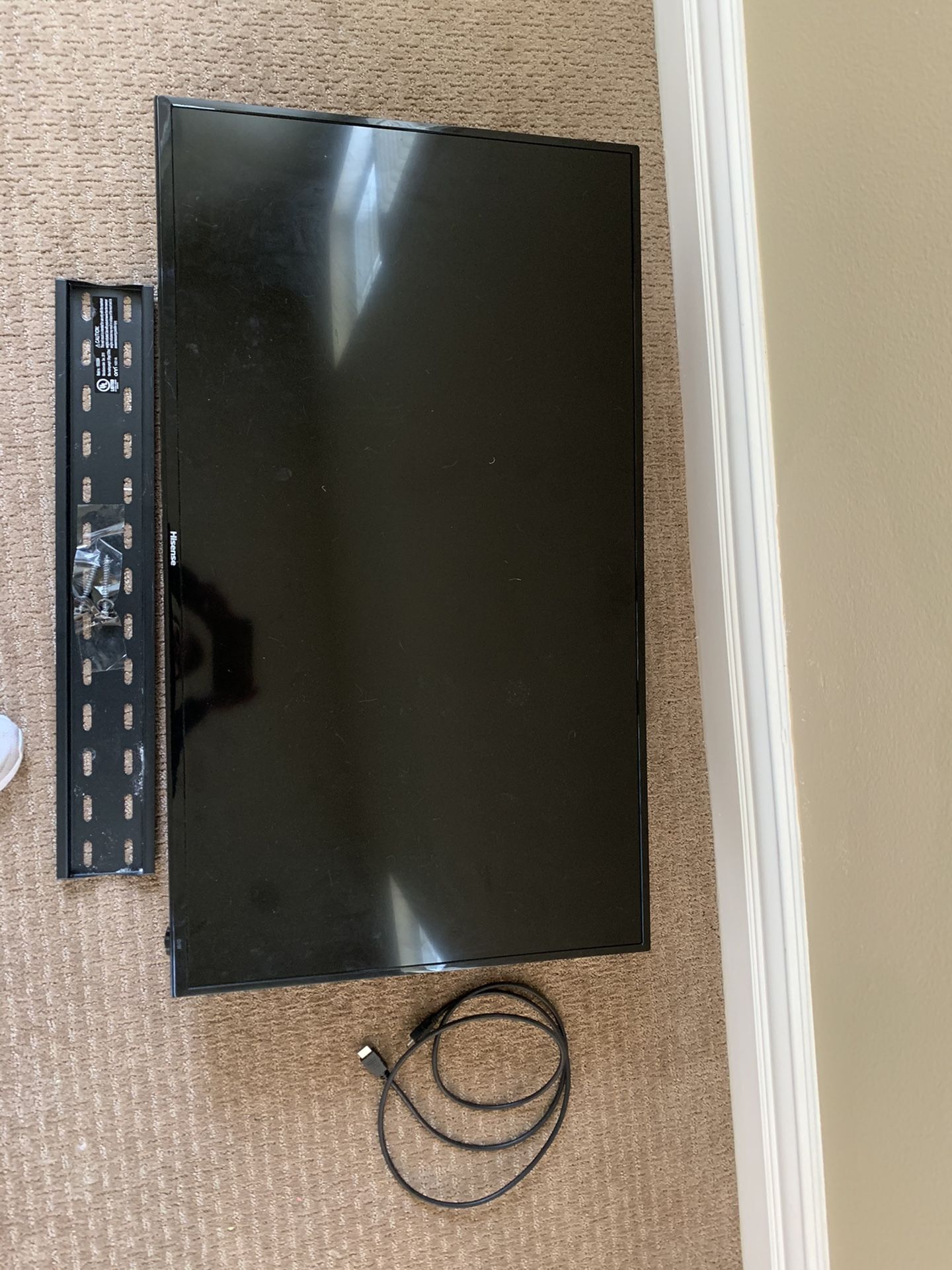 Hisense 32” tv with wall mount