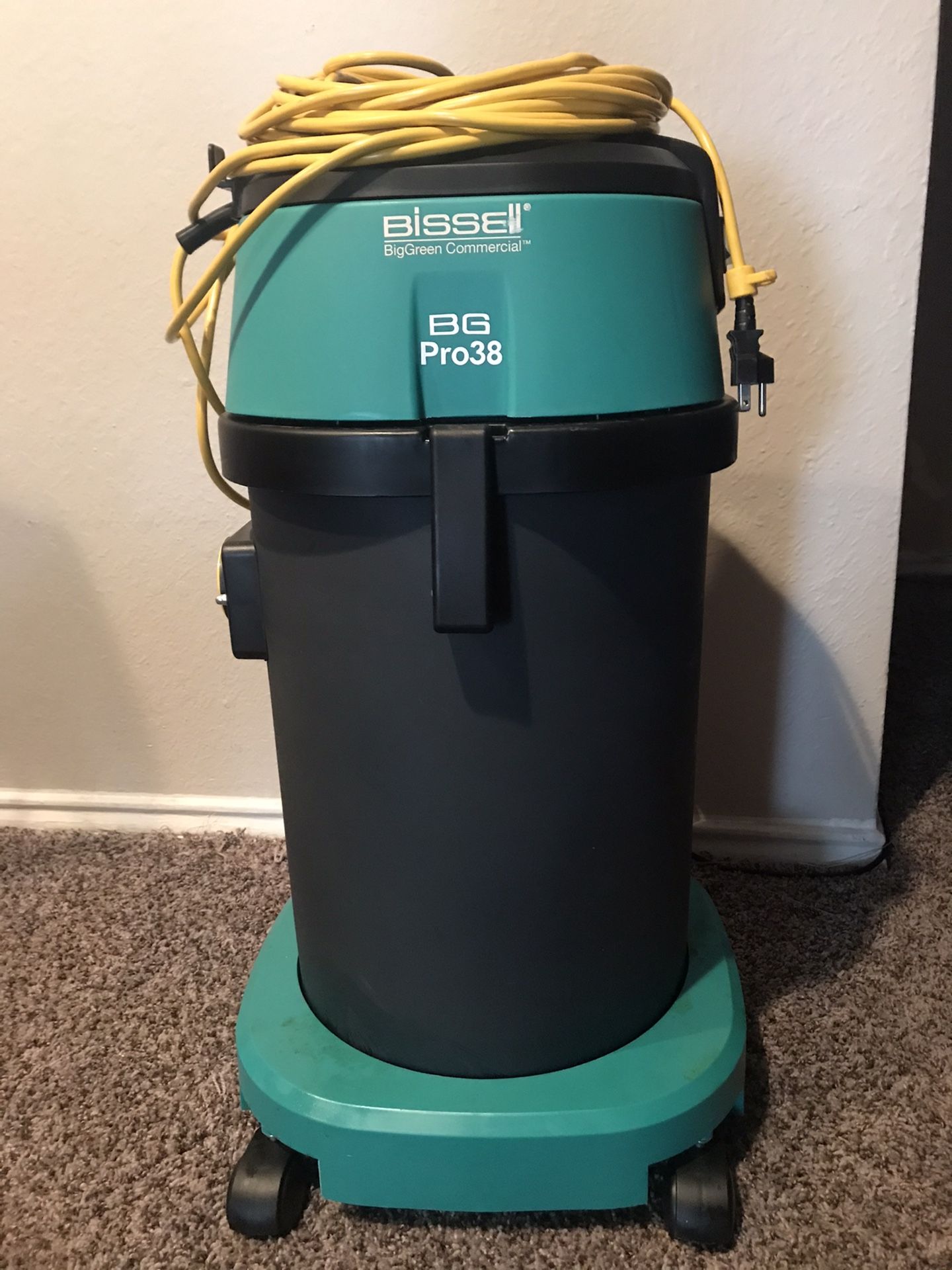 BISSELL WET/ DRY VACUUM 8 GAL