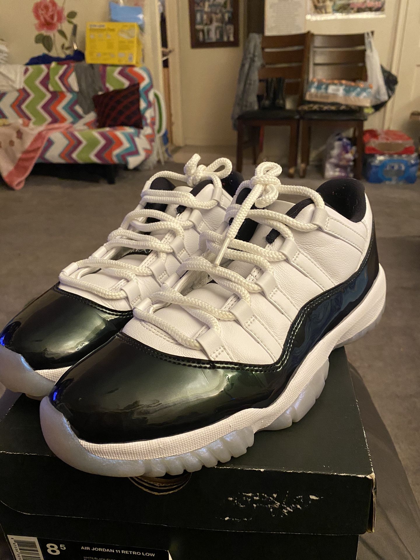 Jordan 11 low emerald size 8.5