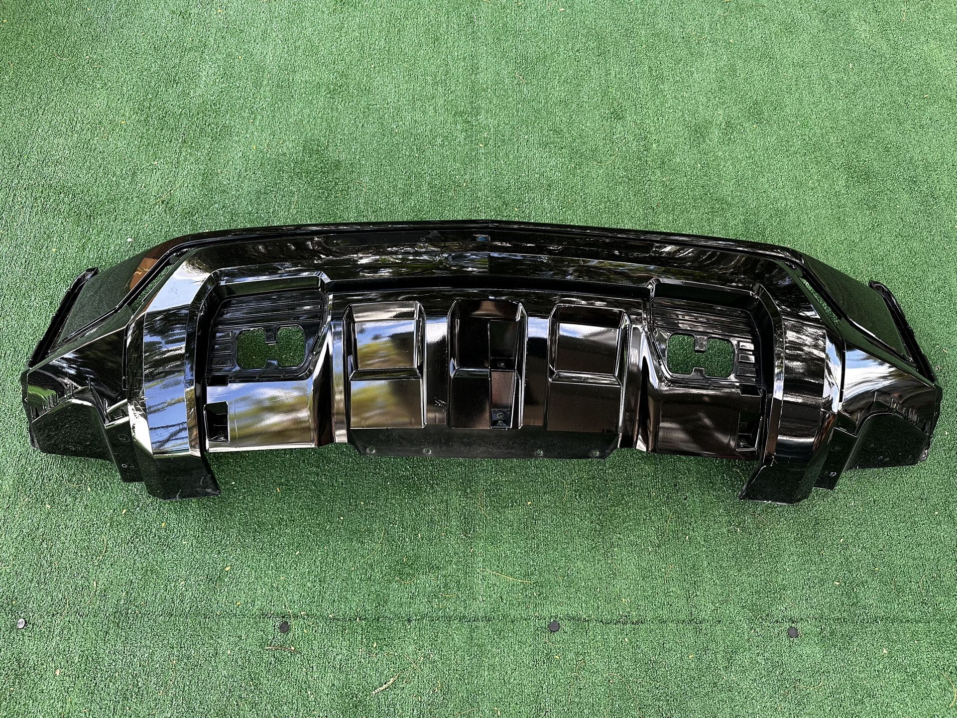 Chevrolet Suburban Z71 Front Lower Bumper Delantero De Abajo 2021 2022 2023 2024