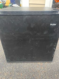 Haier mini refrigerador. Room refrigerator, garage refrigerator. Used. Works as should
