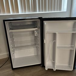 Compact Fridge 