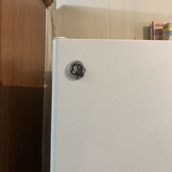 G.E REFRIGERATOR WITH ICE MAKER CONNECTION