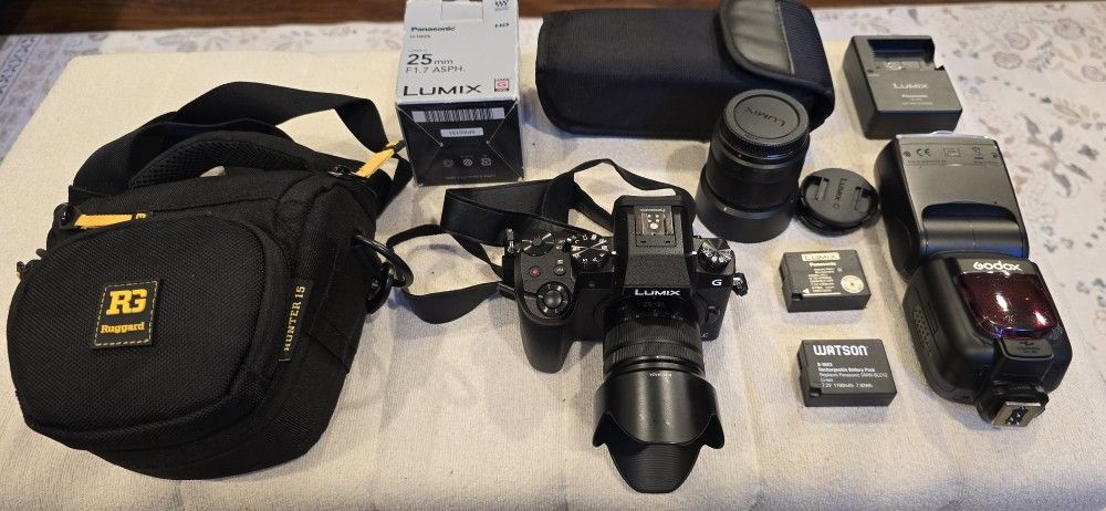 Selling a mirrorless camera with accessories.