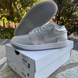7.5W, 8W, 8.5W, 9.5W - Jordan 1 Low Women’s Metallic Silver