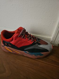 YEEZY BOOST 700