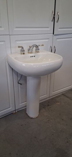 Pedestal lavatory sink