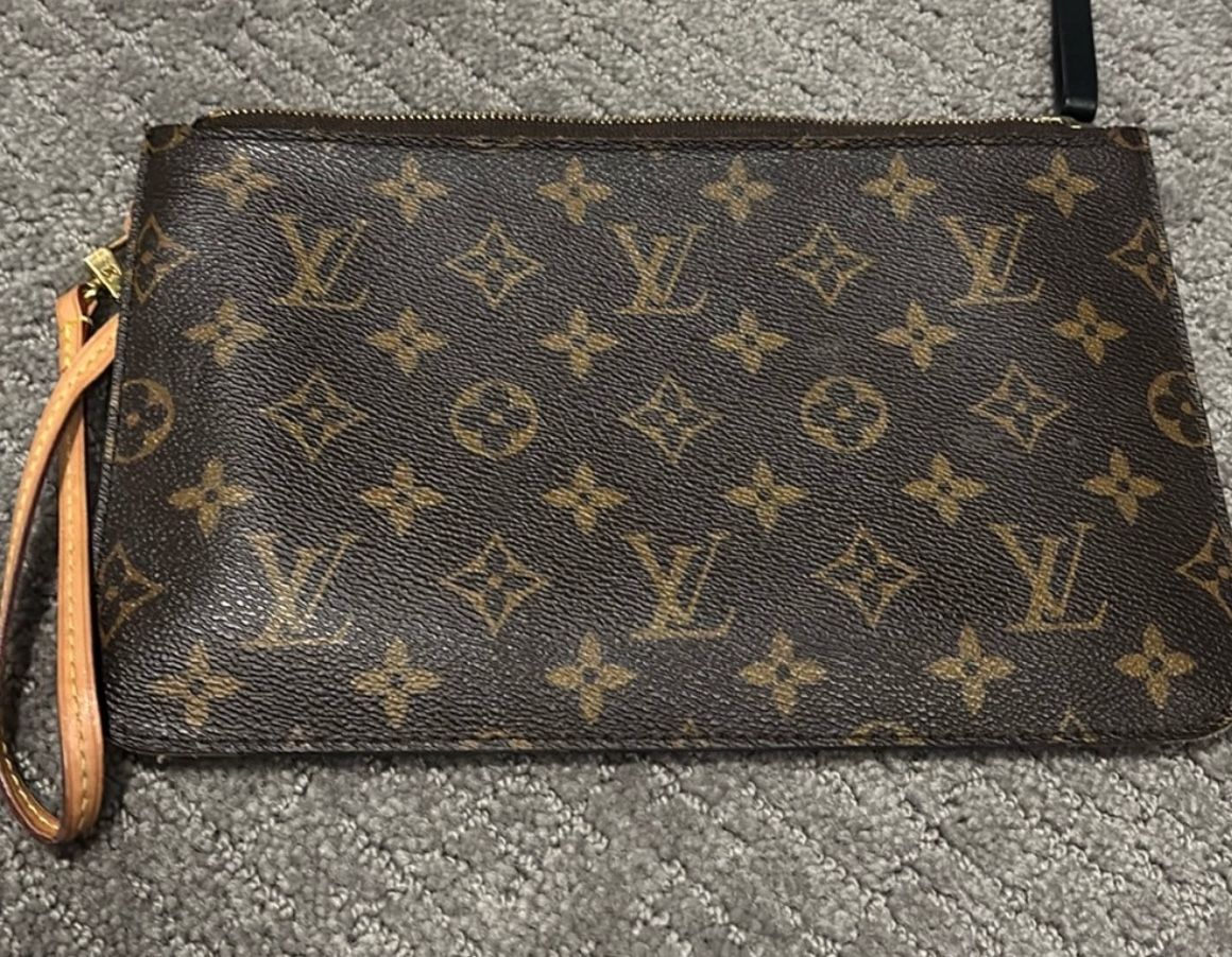 100% Louis Vuitton monogram wristlet