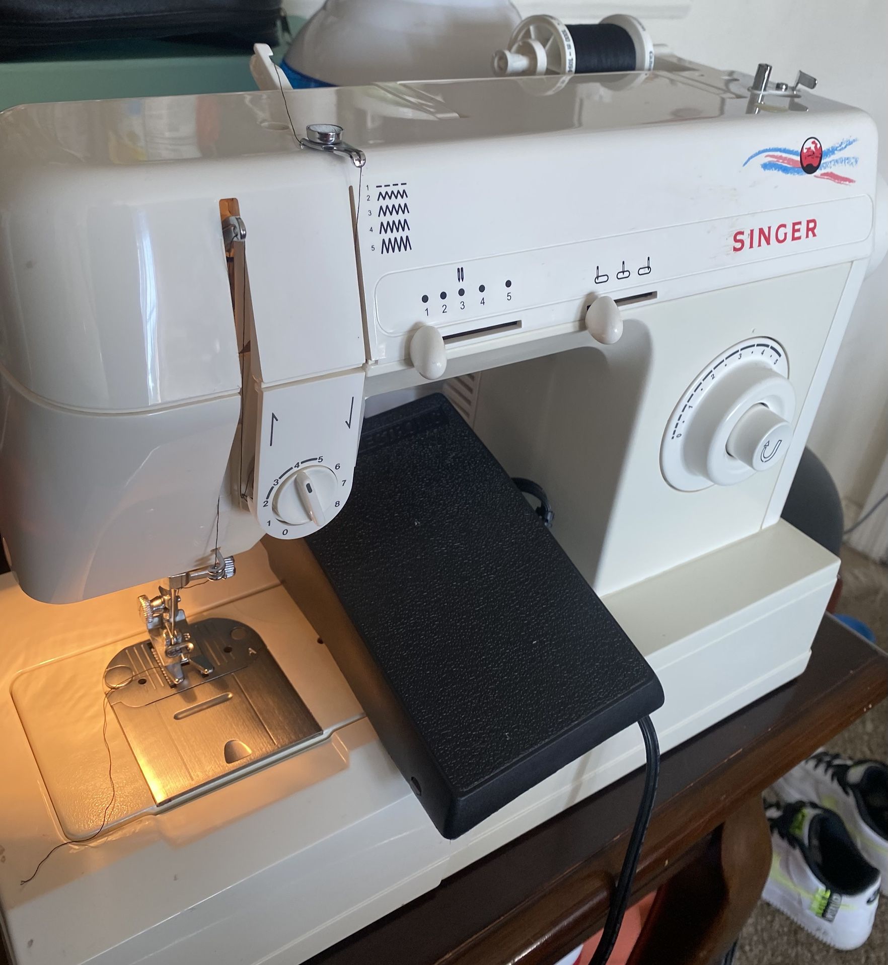 Singer Sewing Machine Good For Beginners And Heavy Sewers The Machine Sew Jeans And Heavy Fabrics