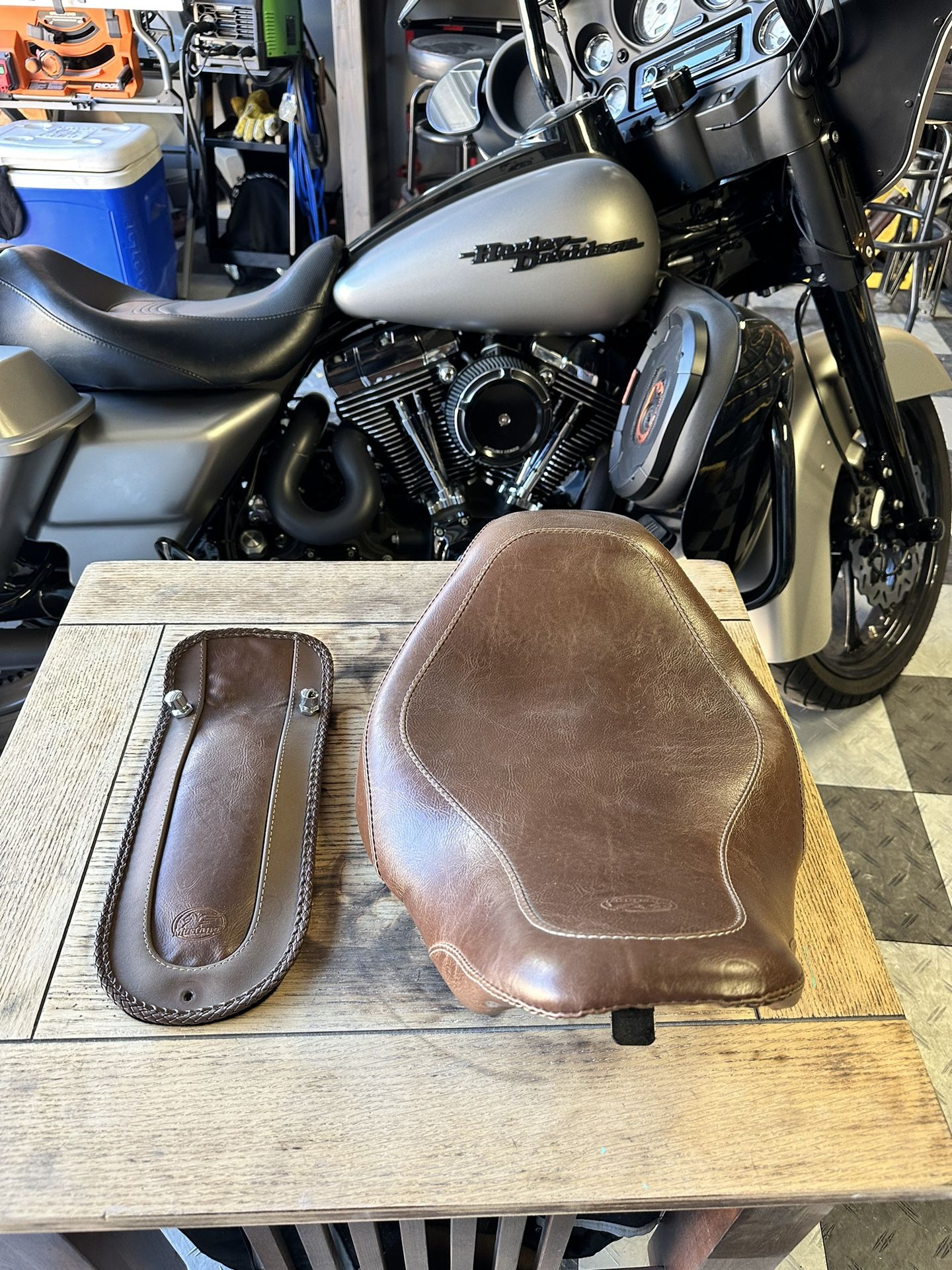 Harley Road king / Street Glide Seat - Mustang