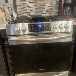 Almost New Stove Frigidaire 