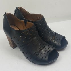 Clarks Womens 7.5 M Black Leather Pumps Heels Evening Zip Up Shoes