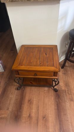*VIRTUAL GARAGE SALE* - End table