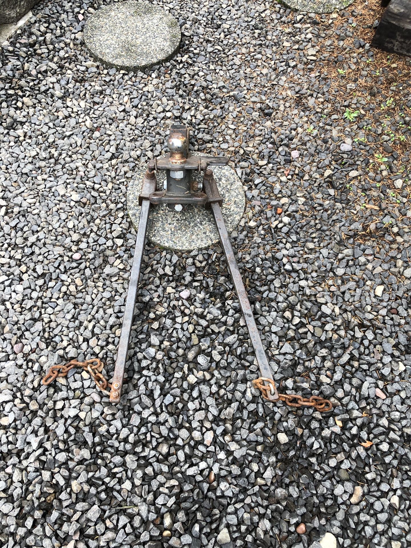 Weight distribution hitch
