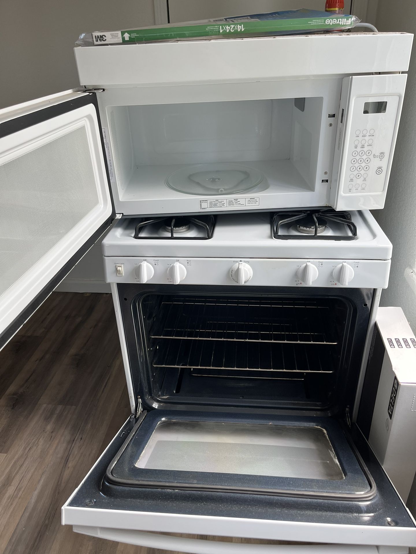 Gas Stove And Microwave 