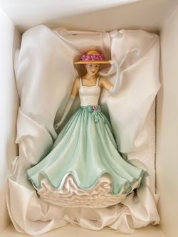 Sarah Traditional Pretty Ladies Figurine HN5668 - Royal Doulton