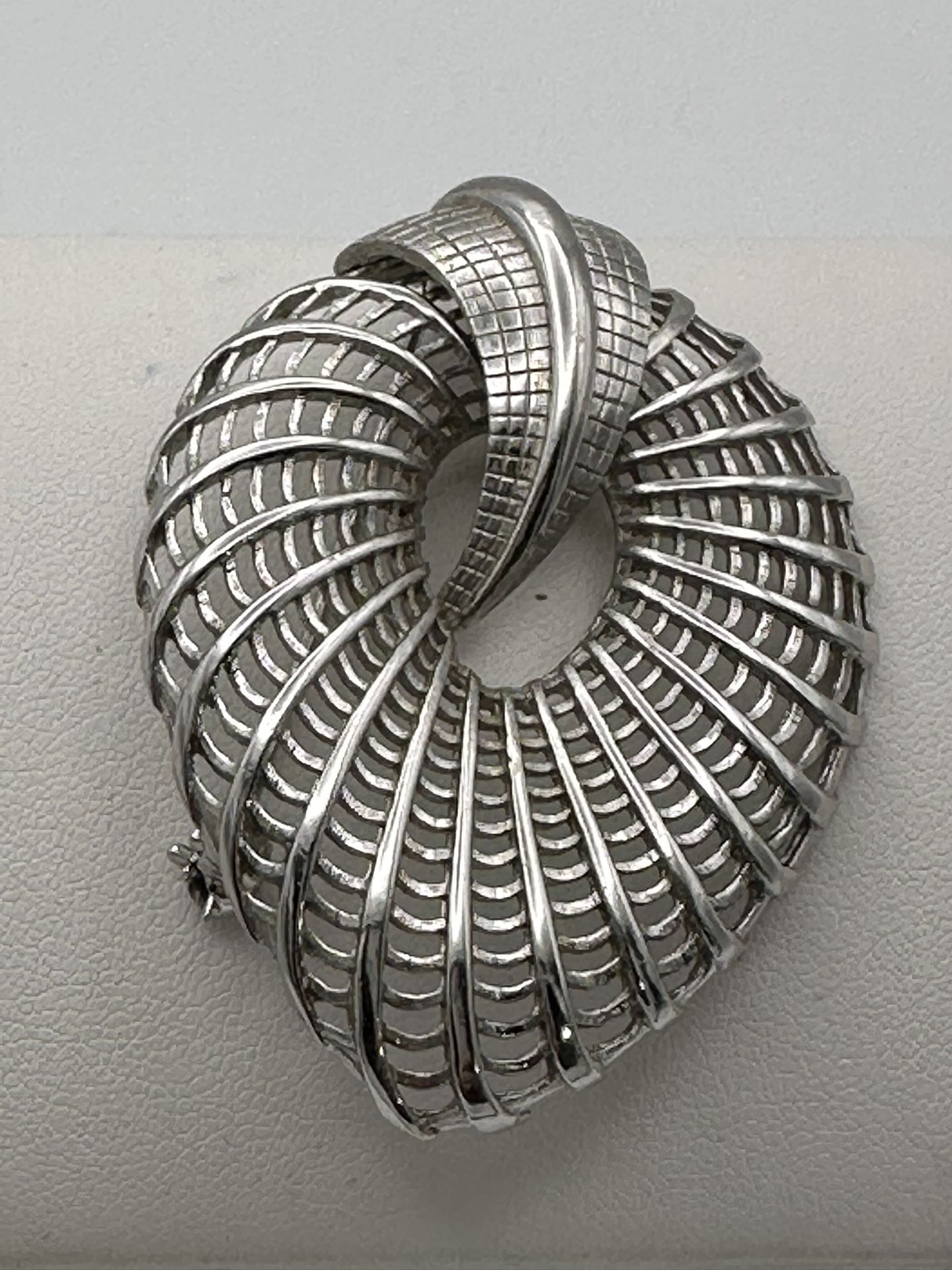 Vintage Judy Lee Leaf Shaped Brooch Silver Tone 1 3/4” X 2 1/4” Good Condition 
