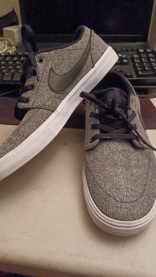 Nike SB Men's Size 10 Skater Shoes