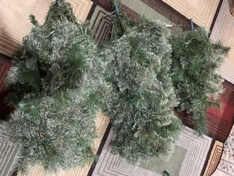 Beautiful beautiful Slim Pine Xmas Tree (7.5 Ft /38 Wide W/ 400 Clear Mini lights