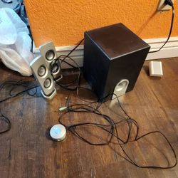 Insignia Powered Computer Speakers with Subwoofer (3-Piece) 