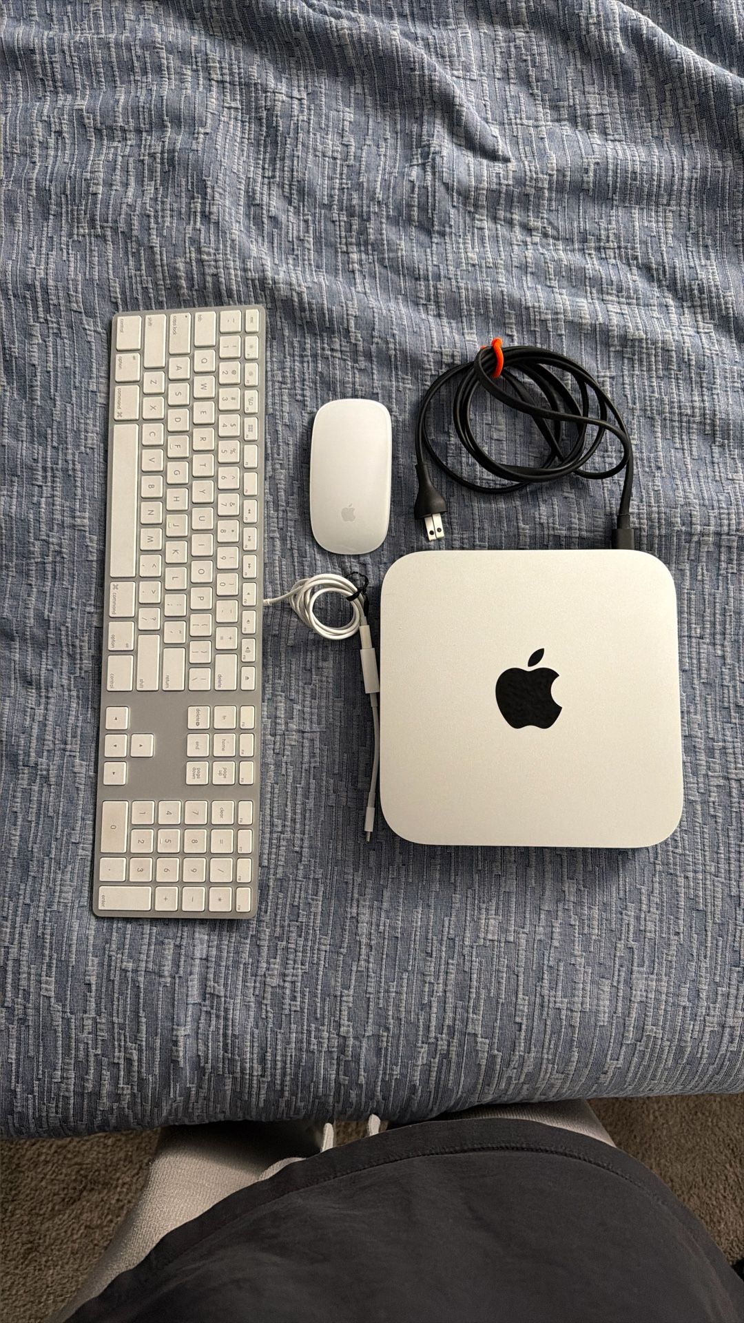 2020 Apple Mac Mini w/keyboard and mouse