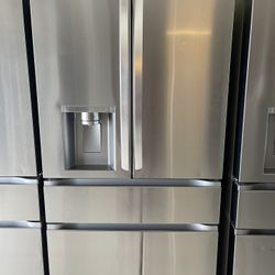 New scratch and dent LG 25 cu. ft. Smart Counter-Depth MAX 4-Door French Door Refrigerator with Full-Convert Drawer.   Warranty and taxes included.  D