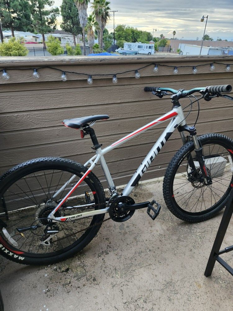 Giant Talon 27.5 Hardtail Mountain Bike 