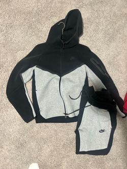 Nike Tech Black N grey ( Size Large in Youth )