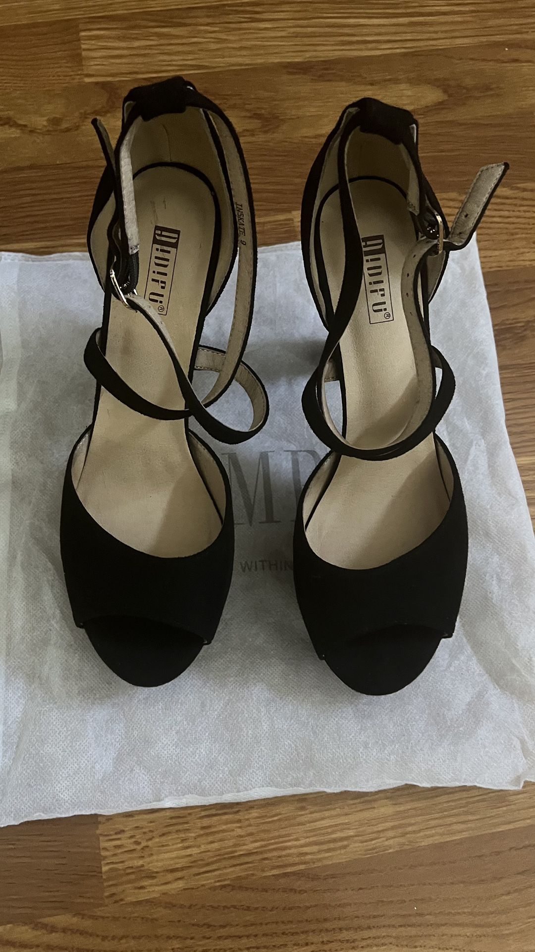 Siz 9 / brand new IDIFU Shoes for Women Black Color Heels Adjustable Strap