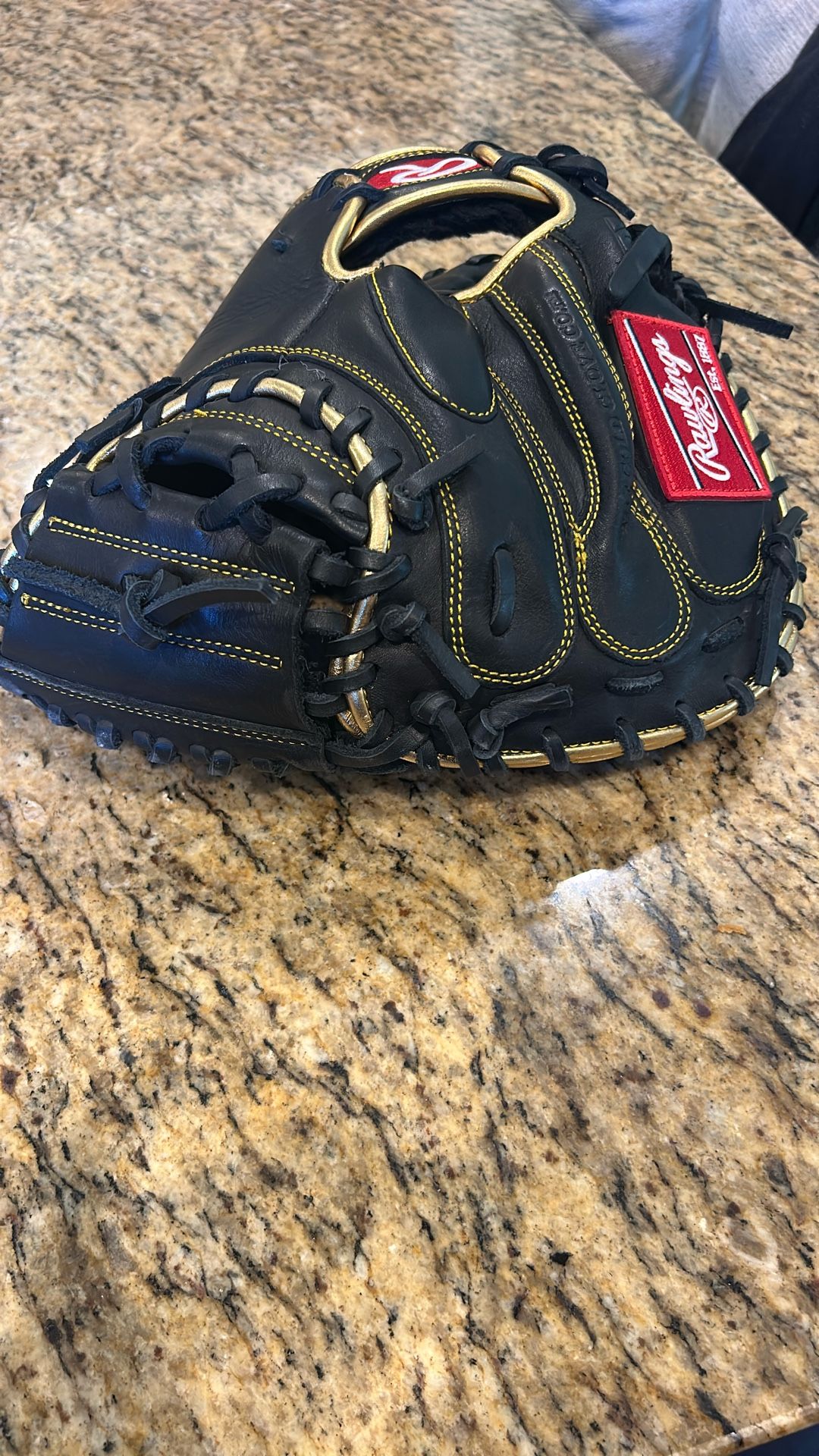 Rawlings R9 Gold Glove 27 black and gold Rawlings catchers glove 