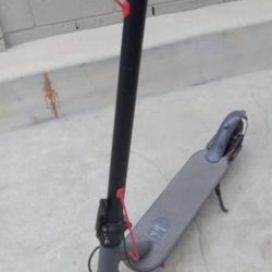 Electric Scooter 19 Mph , 20 Miles Of Range 