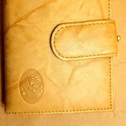 Buxton- Genuine Leather Exterior Ladies Wallet w/coin snap compartment & card holder 