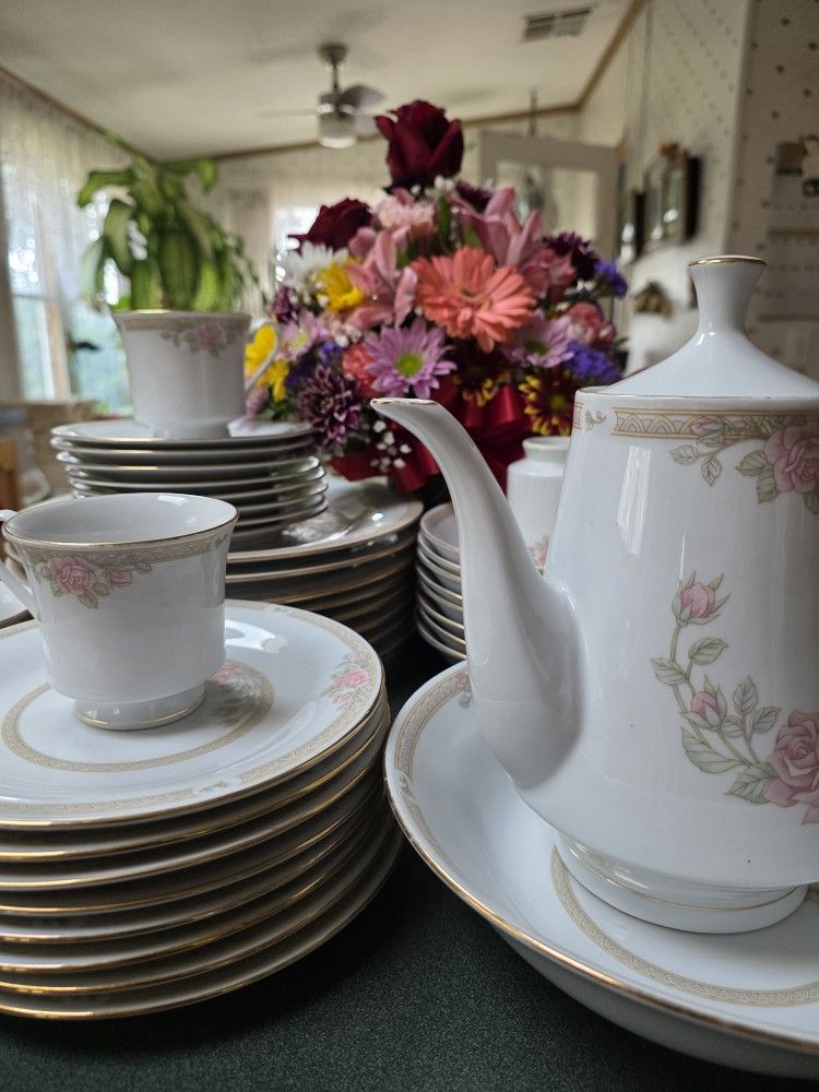Beautiful Crown Ming Fine China