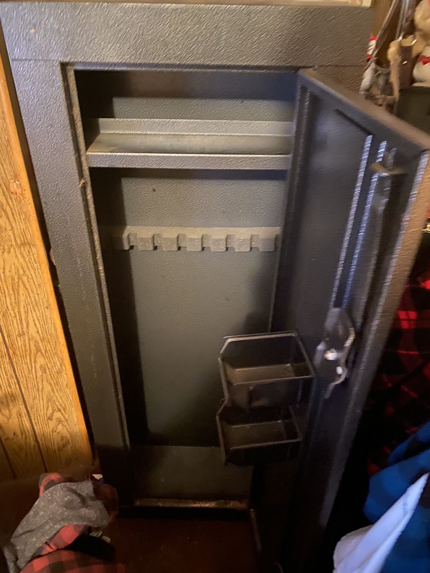 I’m Asking $350 The Safe Is A Homak It’s Worth 475 I Just Need The Money For The Rest Of My Rent 