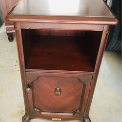 Bedside Tables $20 Each  One / Cada Una $20