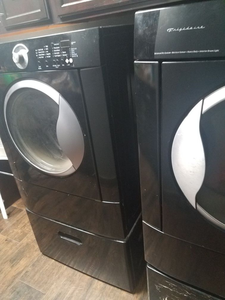 Laundry and dryer set