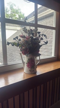 Sweet Rose Porcelain Vase With Rose Floral Arrangement