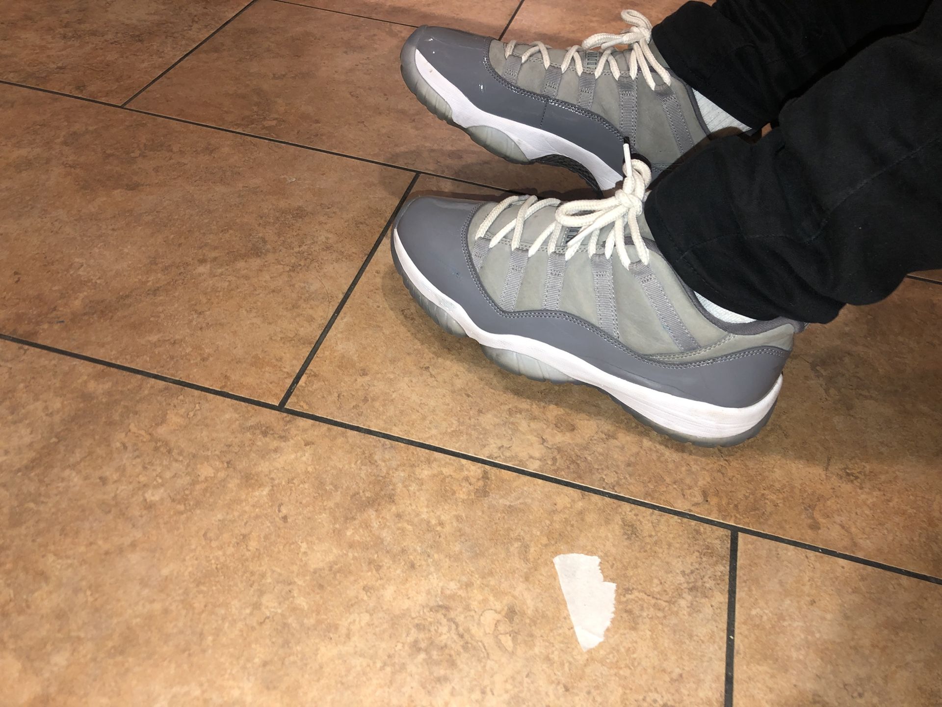 Low cool grey 11s size 9