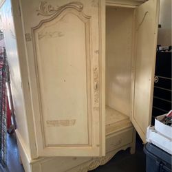 Ethan Allen  Large Cream Media Cabinet