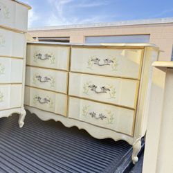  🌹BEAUTIFUL VINTAGE DRESSER 48” X 16” X 33”🌹