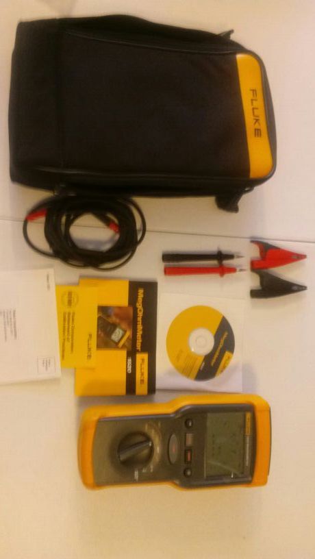 Fluke 1520 megOhmMeter with bag and leads