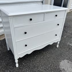 Antique White Painted Solid Wooden 4 Drawer Bedroom Bachelor’s Chest Dresser! Drawers work great! Dovetail joints 41x22x34in 